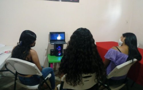 Integrantes de terapia grupal observando video de amor propio